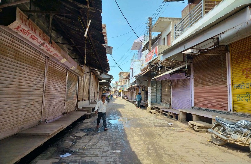 सडक़ हादसे में दो युवकों की मौत, शोक में कस्बे का बाजार रहा बंद