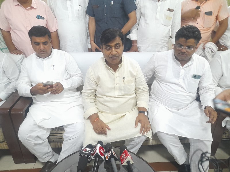 सियासी खिचड़ी... कांग्रेस प्रदेशाध्यक्ष से मिलने पहुंचे महापौर के ससुर, बोले-आयुक्त को लेकर की शिकायत