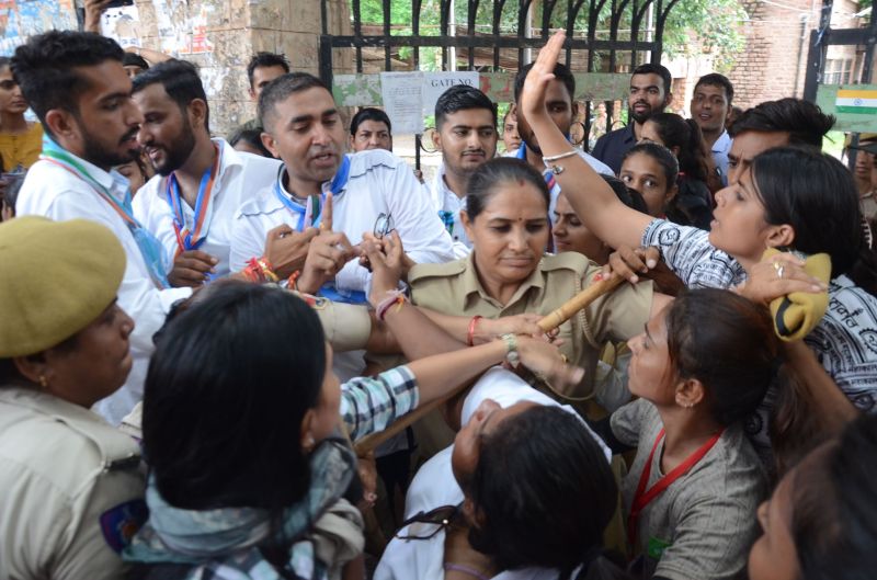 jnvu student union election: छात्राओं ने प्रचार के लिए पहुंचे सरपंच के साथ की धक्का मुक्की
