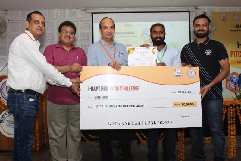 टीम आर एफ नैनो कंपोसिट पुरस्कार ग्रहण करते हुए