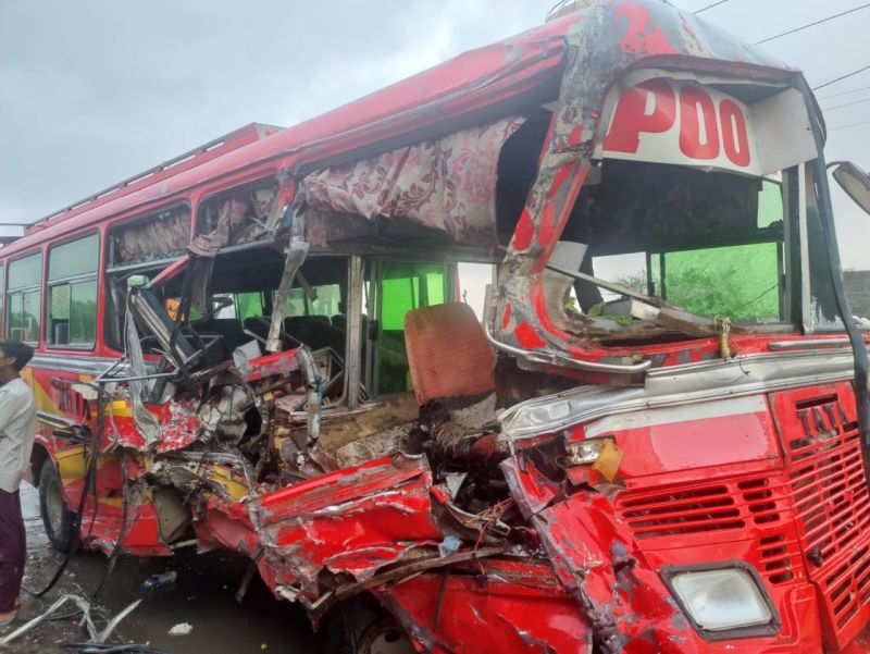 भीषण सड़क हादसा...ट्रक की टक्कर से बस के चालक साइड की सीटें आ गई बाहर