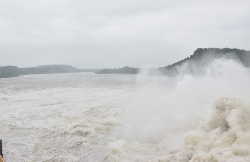 Gujarat Monsoon News कडाणा बांध से 4 लाख क्यूसेक पानी माही नदी में छोड़ा
