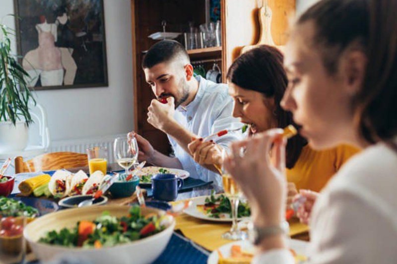 vastu tips for eating food, kis disha mein muh karke khana khana chahie, best direction to eat food, vastu tips for health and wealth, correct way to eat food,