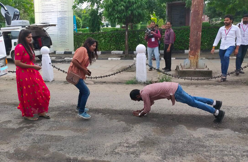 … और वो उन्हें देखकर हाथ जोड़कर जमीन पर दण्डवत हो गया, देखें वीडियो