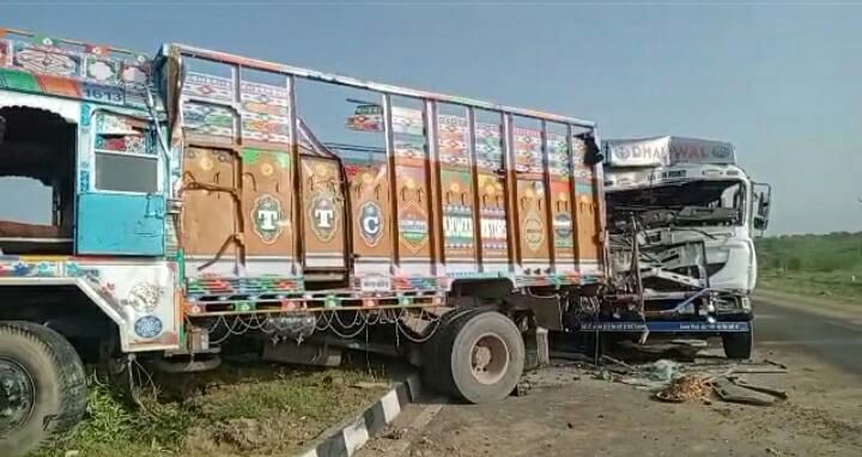 Accident : पत्थर से भरे ट्रक से टकराया ट्रेलर, चालक फंसा