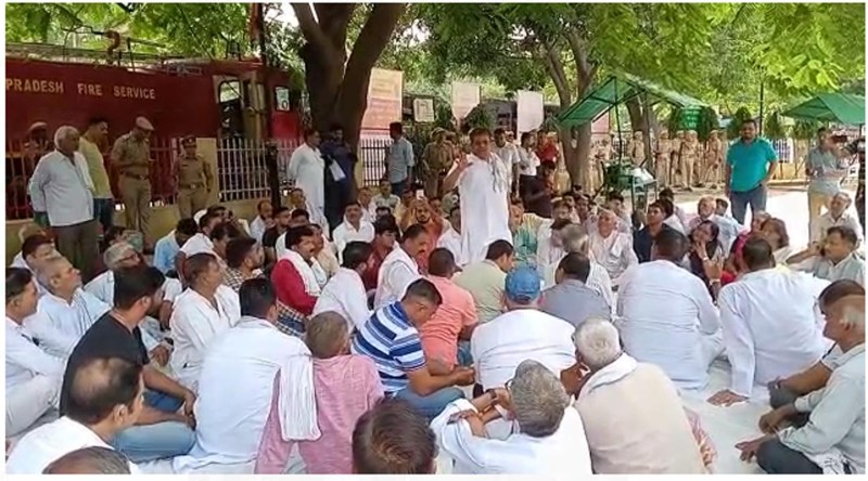 मेरठ पहुंचे सीएम योगी से श्रीकांत त्यागी की पत्नी ने की ये बड़ी मांग