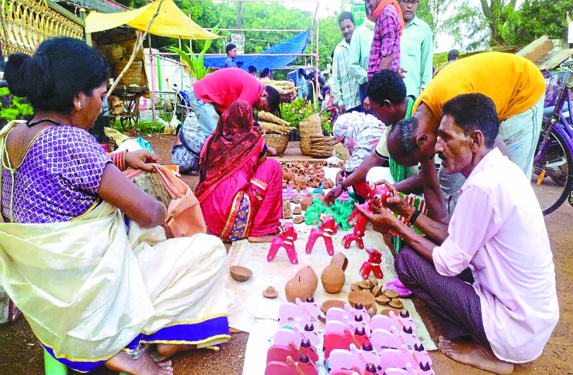 मिट्टी के बने बैल और खिलौनों की दुकानें सजी, खरीदार पहुंचने लगे