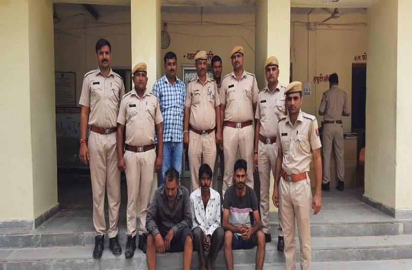 कचरे की आड़ में गांजे की तस्करी, तीन आरोपी गिरफ्तार