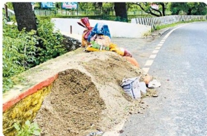 बारिश नहीं, नालों में बजरी से खुश है माउंट के वाशिन्दे