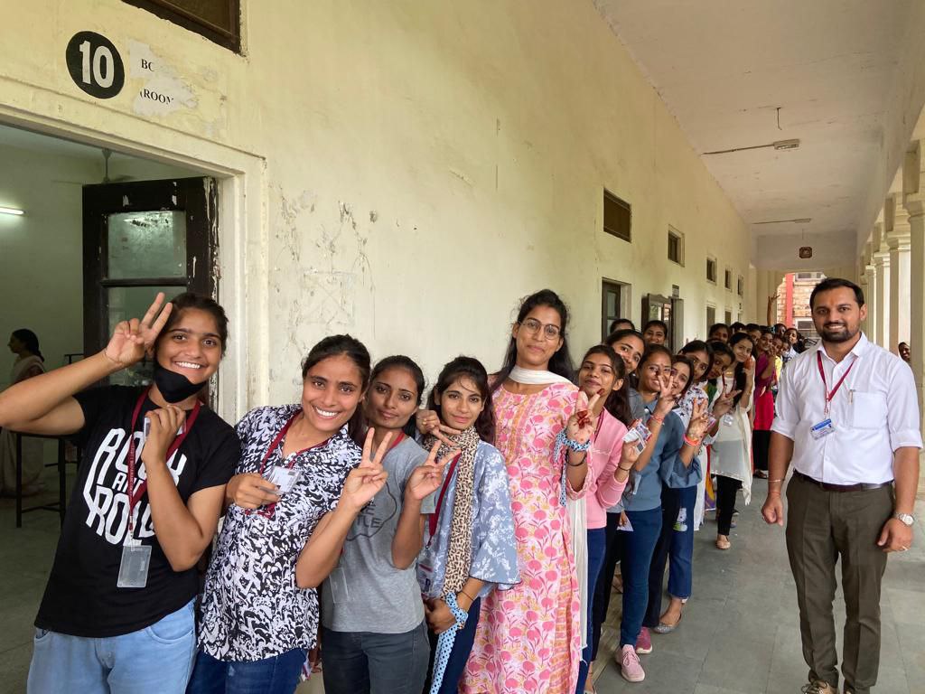 छात्रसंघ चुनावों में दिखे अलग-अलग रंग