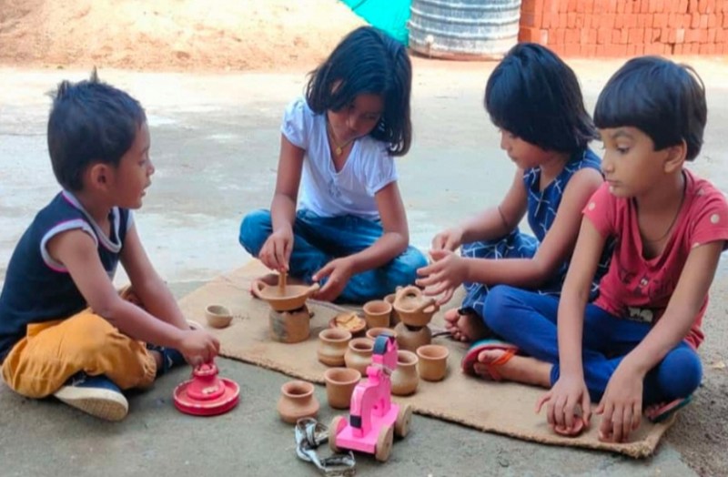 -पोला पर्व पर उत्साह: छोटे बच्चे गलियों में नंदी बैल से खेलते दिखे