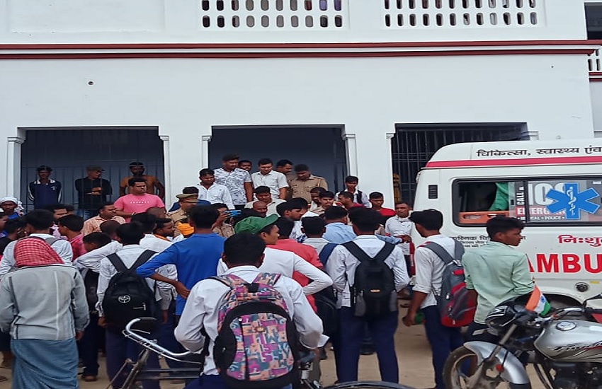 कच्चा बाबा इंटर कॉलेज में हंगामा