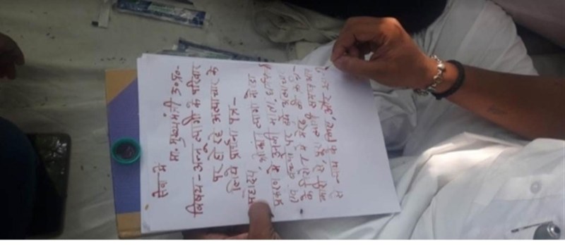 खून से पत्र लिखकर श्रीकांत त्यागी प्रकरण की सीबीआई से जांच की मांग, चौथे दिन जारी रहा धरना