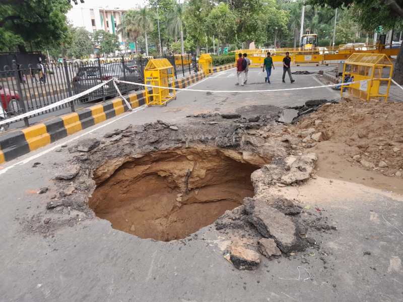 Delhi: संसद भवन से एक किलोमीटर की दूरी पर मौजूद अशोक रोड की सड़क धंसी, जानिए क्या है कारण?