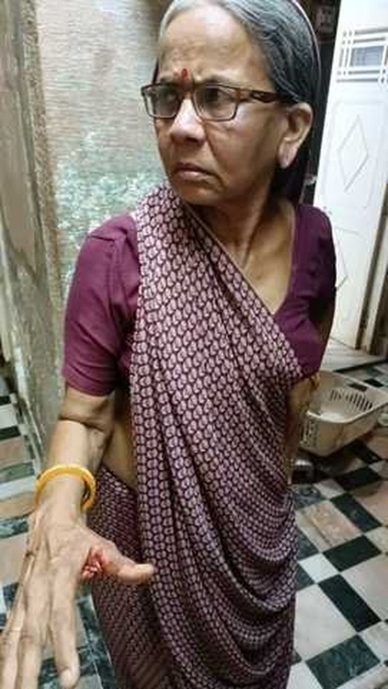 दिन दहाड़े घर में घुसे बदमाश, महिला के पहने हुए गहने लूटकर फरार