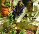 श्री काशी विश्वनाथ का सप्तनीक पूजन करते मध्य प्रदेश के मुख्यमंत्री शिवराज सिंह चौहान