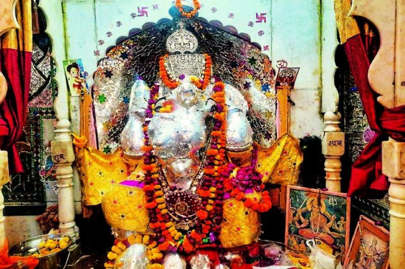 गणेश मंदिर, यहां भगवान को न्योता देने के लिए लगती है कतार