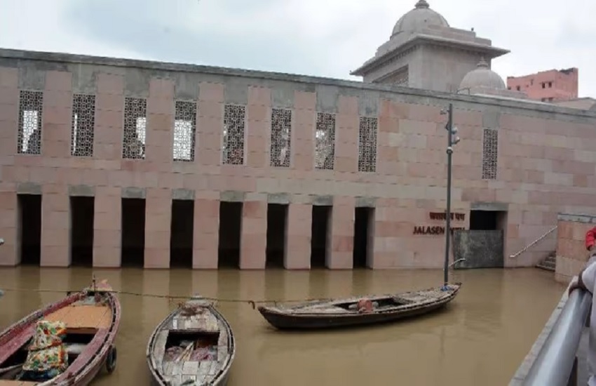 काशी विश्वनाथ धाम में गंगा का पानी