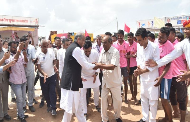 कबड्डी खेलने उतरे CM Ashok Gehlot, देखें वीडियो