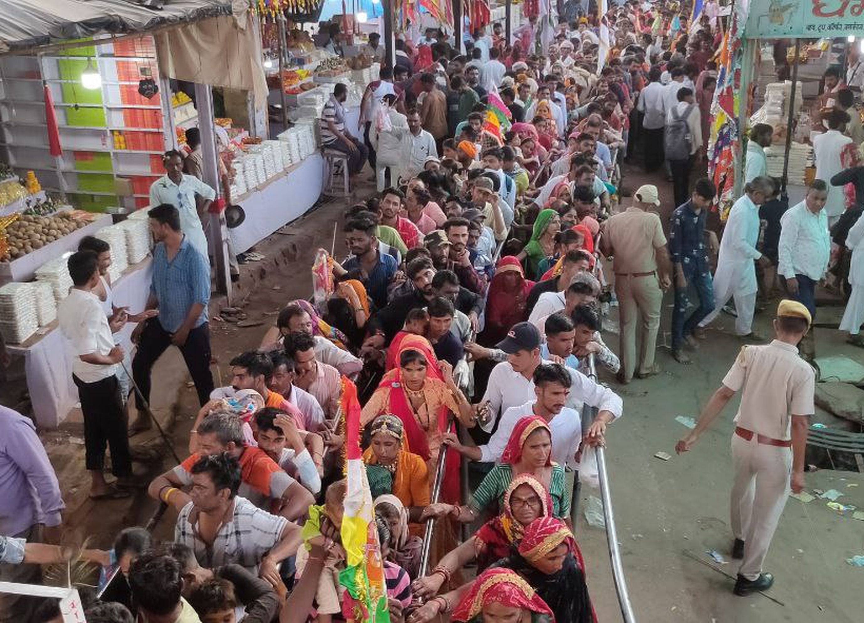 लगी 3 किमी लंबी कतारें, नंगे पांव पदयात्रा कर पहुंचा श्रद्धालु