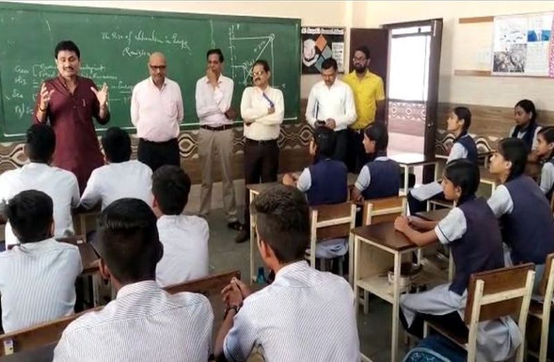 Big News बाल आयोग की टीम पहुंची सेंट जोसफ कान्वेंट स्कूल, दो बसें जब्त कराई देखें Video