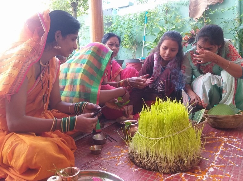 अखंड सौभाग्यवती की कामना लिए महिलाओं ने रखा निर्जला व्रत