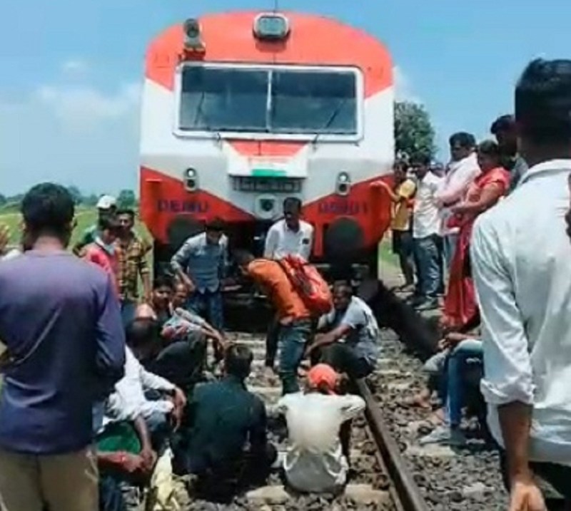 ट्रेन के देरी से चलने पर यात्रियों ने किया विरोध प्रदर्शन