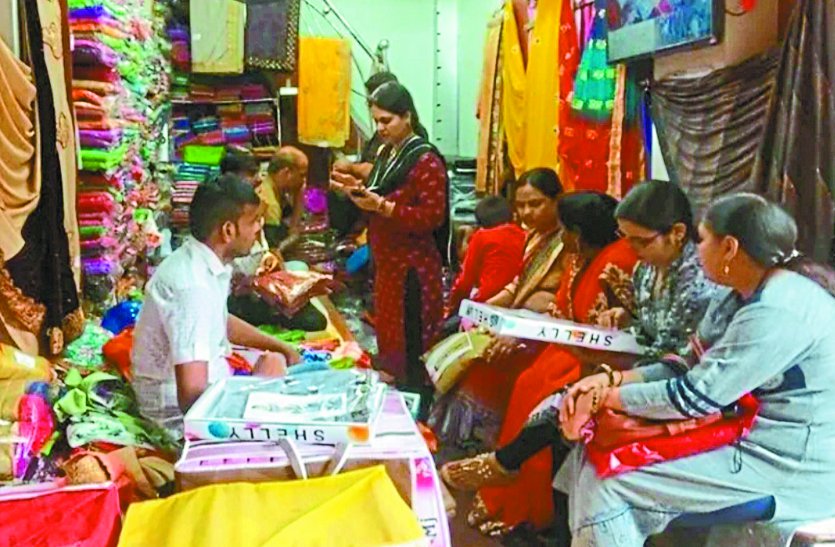 तीज पर रखा निर्जला व्रत: आज सुबह पूजा कर तोड़ेंगी व्रत