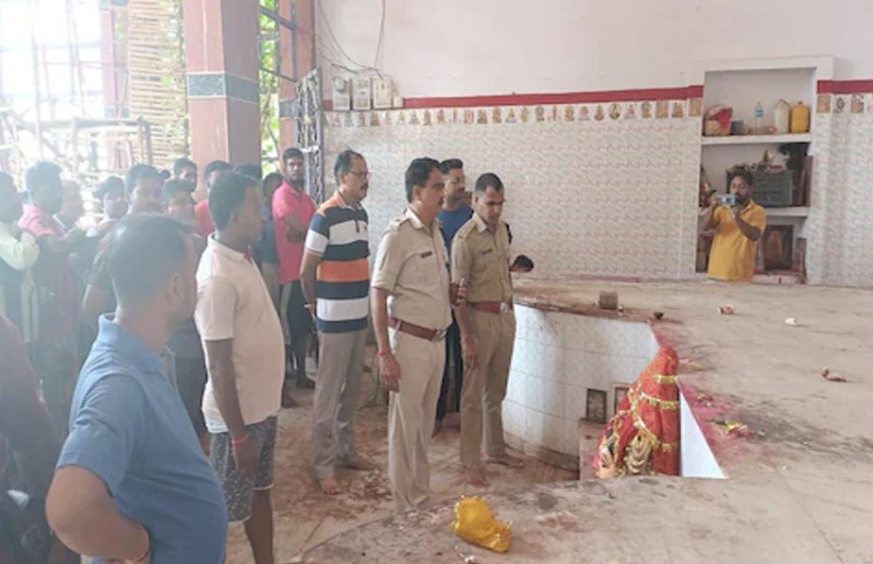 breaks durga idol in temple