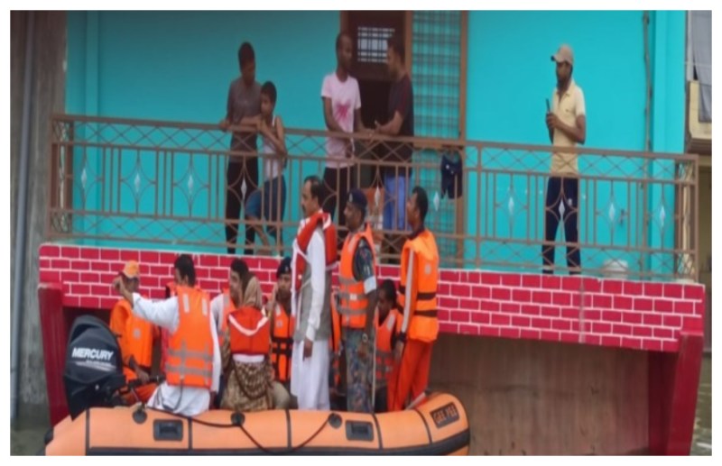 प्रयागराज पहुंचे डिप्टी सीएम केशव प्रसाद मौर्या, बाढ़ पीड़ितों का पूछा हाल और अधिकारियों को दिए निर्देश