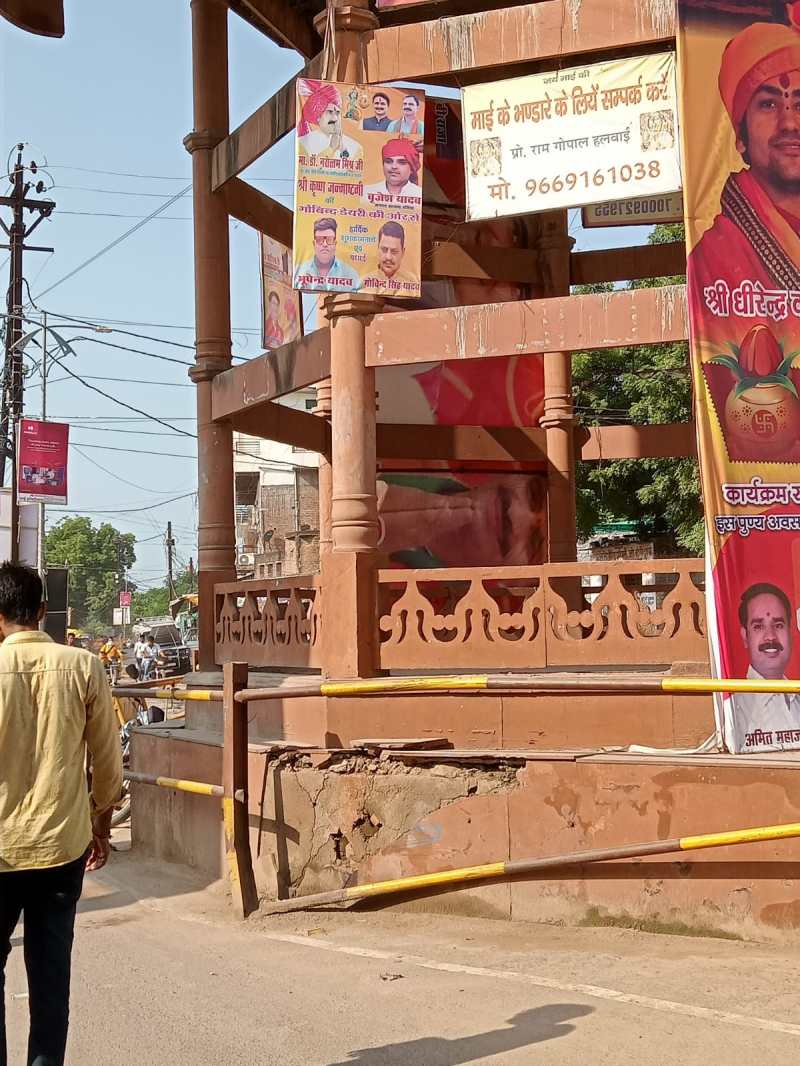 पीतांबरा पीठ के पास स्थित बारादरी जर्जर, कभी भी हो सकता है हादसा