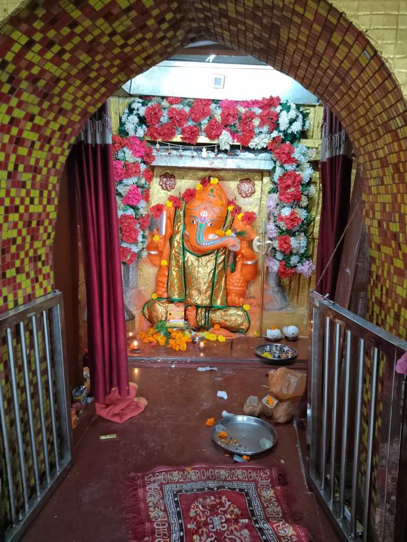 देवास के नागदा में प्राचीन गणेश मंदिर: राजा जन्मेजय ने करवाई थी स्थापना, वटवृक्ष पर भी उभरी है आकृति