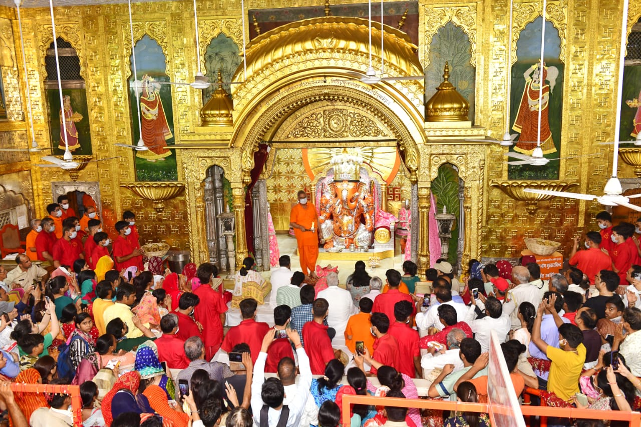 Ganesh Chaturthi 2022 : गजानन के दर्शनों के लिए रात से ही लगी कतार, भक्तों की
उमड़ी भीड़