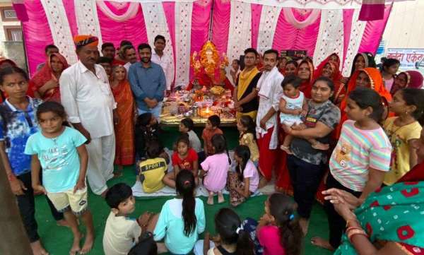 वैदिक मंत्रोच्चार के साथ विराजित महागणपति की आराधना