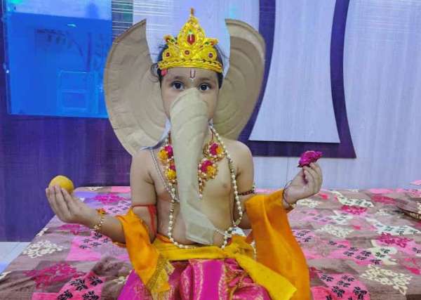 वैदिक मंत्रोच्चार के साथ विराजित महागणपति की आराधना