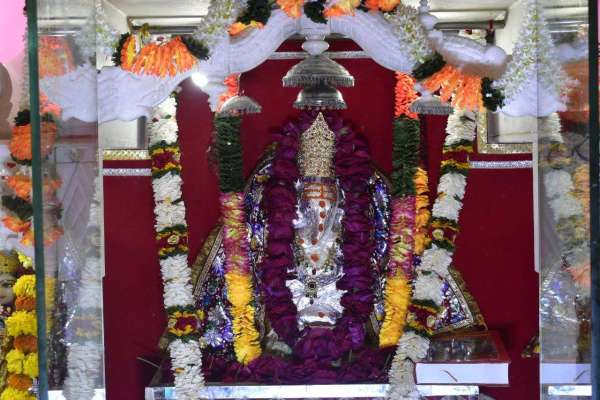 वैदिक मंत्रोच्चार के साथ विराजित महागणपति की आराधना