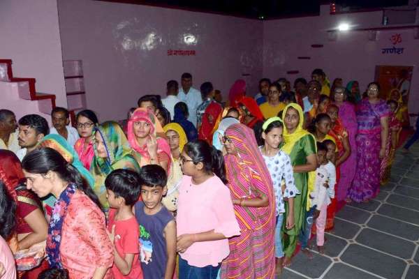 वैदिक मंत्रोच्चार के साथ विराजित महागणपति की आराधना