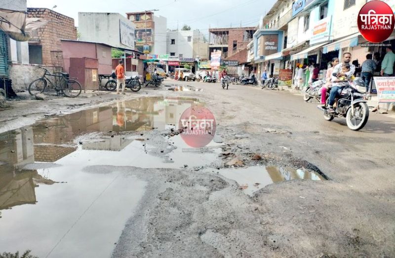 Damaged Road : यहां 85 फीसदी लोग सड़कों से असंतुष्ट, विधायक-सभापति जिम्मेदार
