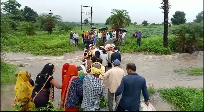 पंचायत राज का कड़वा सच : लबालब नदी से गुजर कर अर्थी को मुक्तिधाम ले जाने की बेबसी