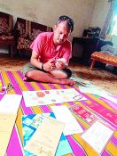 पत्रिकाओं-लिफाफे में छपे गणेश के चित्रों को 19 साल से काटकर कर रहे अलग