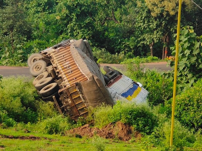 बालमपुर घाटी पर फिर हुआ हादसा, दो ट्रक खाई में गिरे