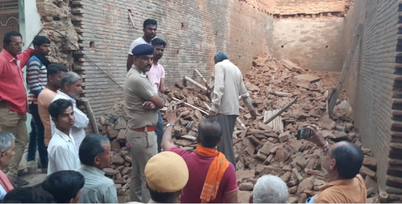 दीवार ढहने से महिला श्रमिक की मौत, महिला समेत तीन गंभीर घायल