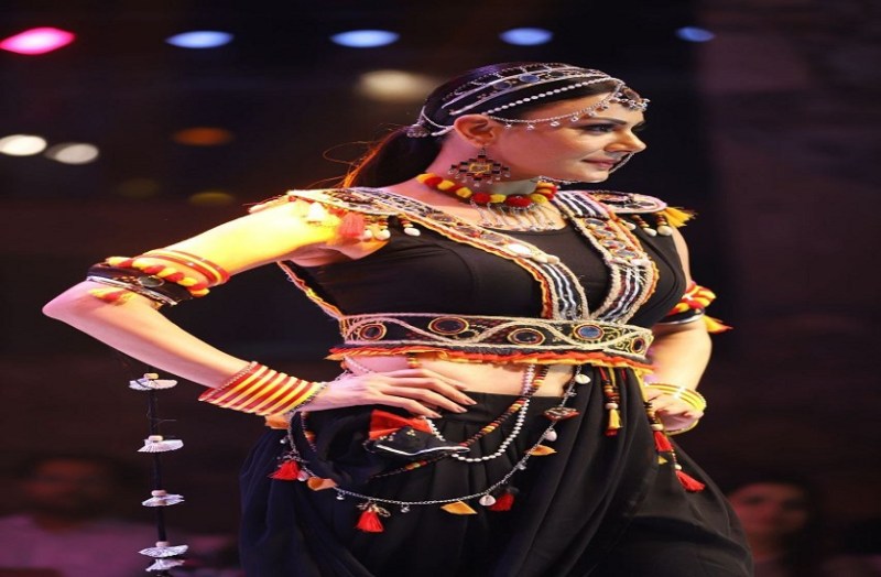 फैशन शो में कठपुतली आर्ट से प्रेरित होकर बोहो बंजारा कलेक्शन ने बटोरी सुर्खियां