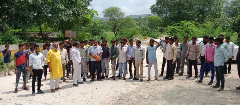 आदिवासी युवाओं का धरना चौथे दिन रहा जारी