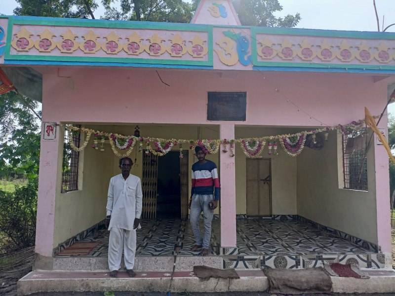 घर बनाने मिली प्रधानमंत्री आवास योजना की राशि से बनवा दिया शिव मंदिर