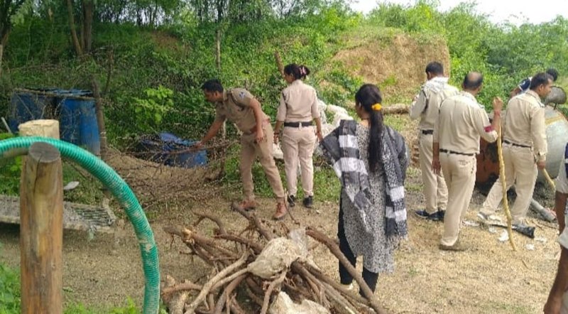 हजारों रुपए की कच्ची शराब व लहान किया नष्ट