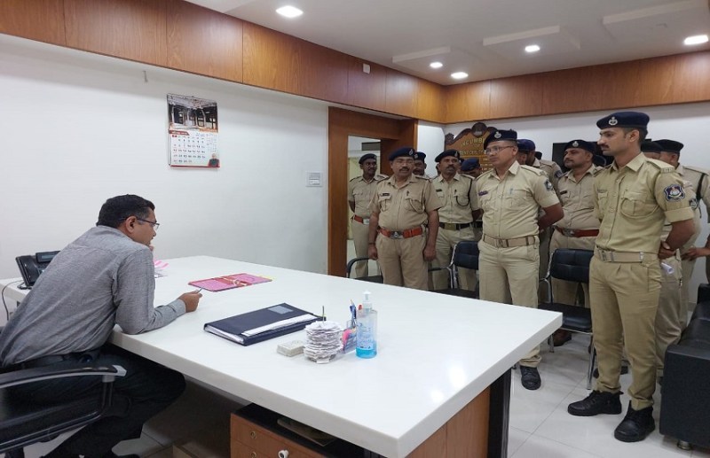 Gujarat Police News सब जेल में कैदियों से धमकी मिलने पर पुलिसकर्मी ने प्रशासन से लगाई गुहार