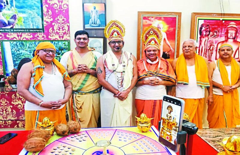 मायाचारी छोड़ कर मन, वचन व काय को सरल बनाएं : अभिषेकजी