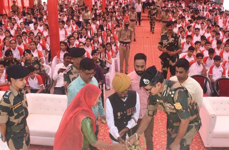 Òबॉर्डरÓ के असली भैरोसिंह को सामने देख रोमांच से भर उठे छात्र-छात्राएं