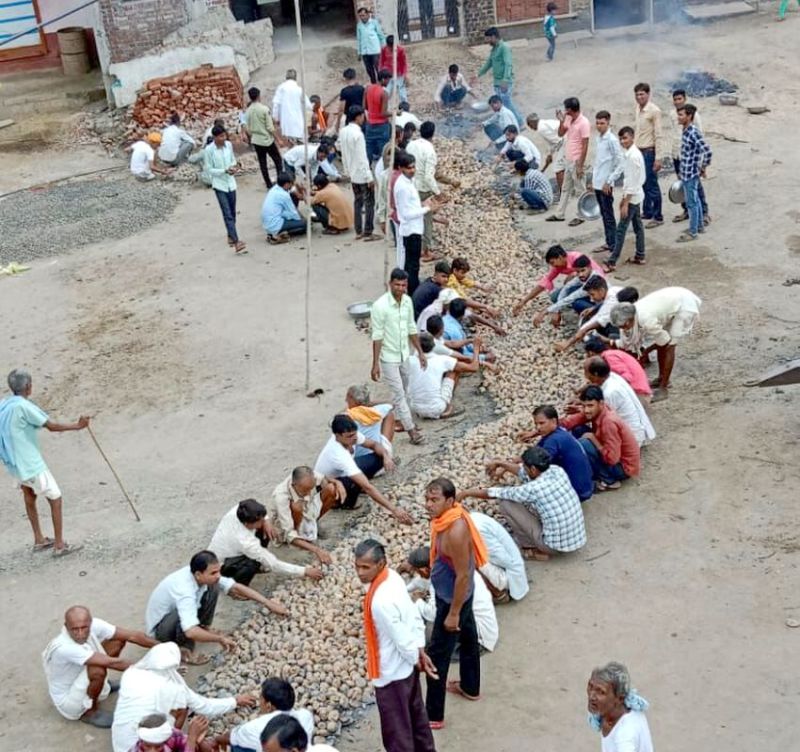 Rajasthani Food : 800 किलो आटे की बाटी, 80 किलो दाल, 25 किलो घी से बनाया भोग, पूरे गांव ने पाई प्रसादी